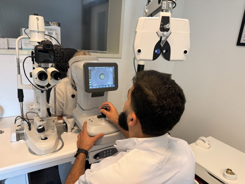 Optometrist onderzoekt de ogen van een patient met de spleetlamp