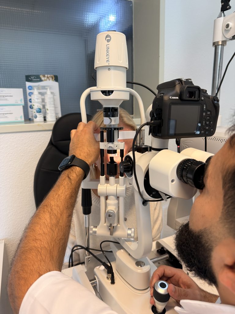 Optometrist maakt met de netvliescamera een opname van het netvlies